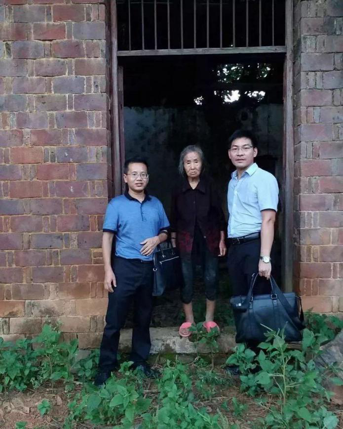 王飞(右一)看望张玉环的母亲