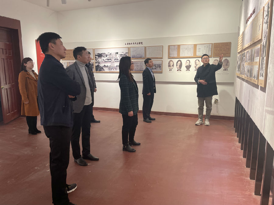 参观校史馆.JPG