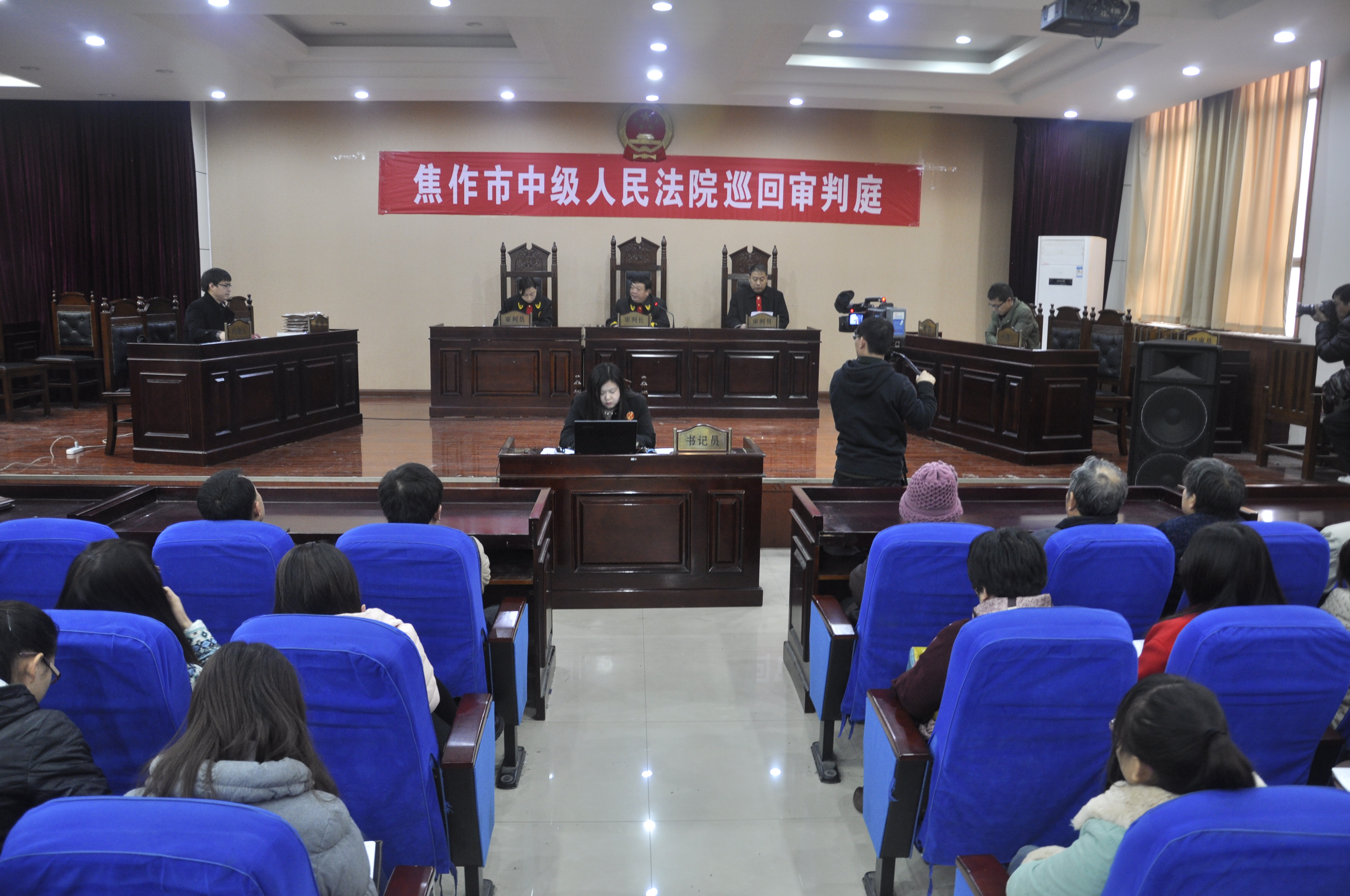 1495443793192047126.jpg 11月23日上午,由焦作市中级法院和文法学院联合举办的“知识产权巡回审判进校园”活动在文综楼107教室隆重举行.jpg