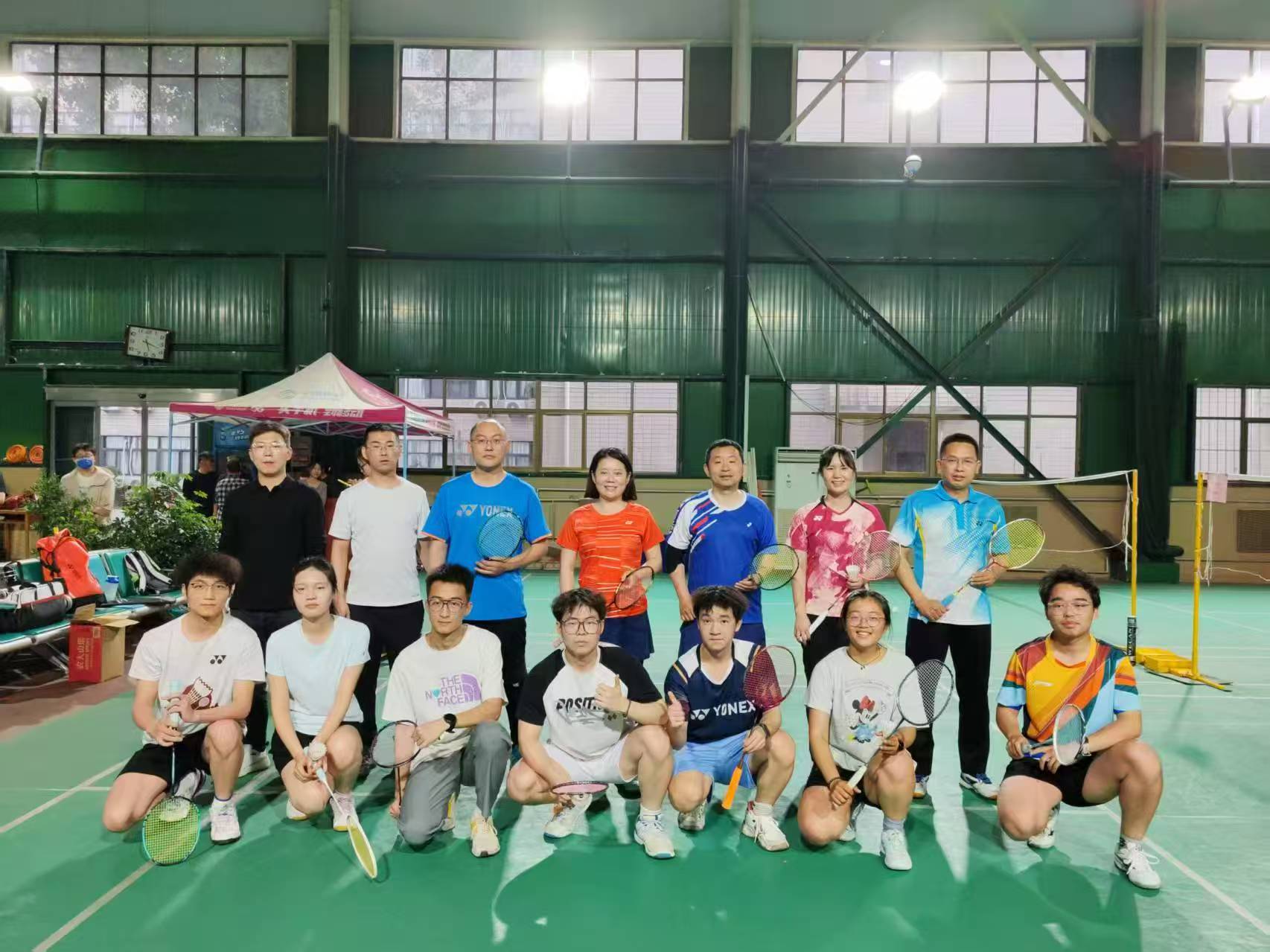 <span style='bottom:20px;color:#101010; font-size:17px;;'>文法学院成功举办师生联谊羽毛球赛</span><br><br><br>